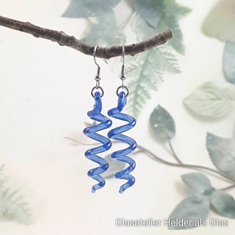 Handgemaakte spiraal-vormige oorbellen van glas