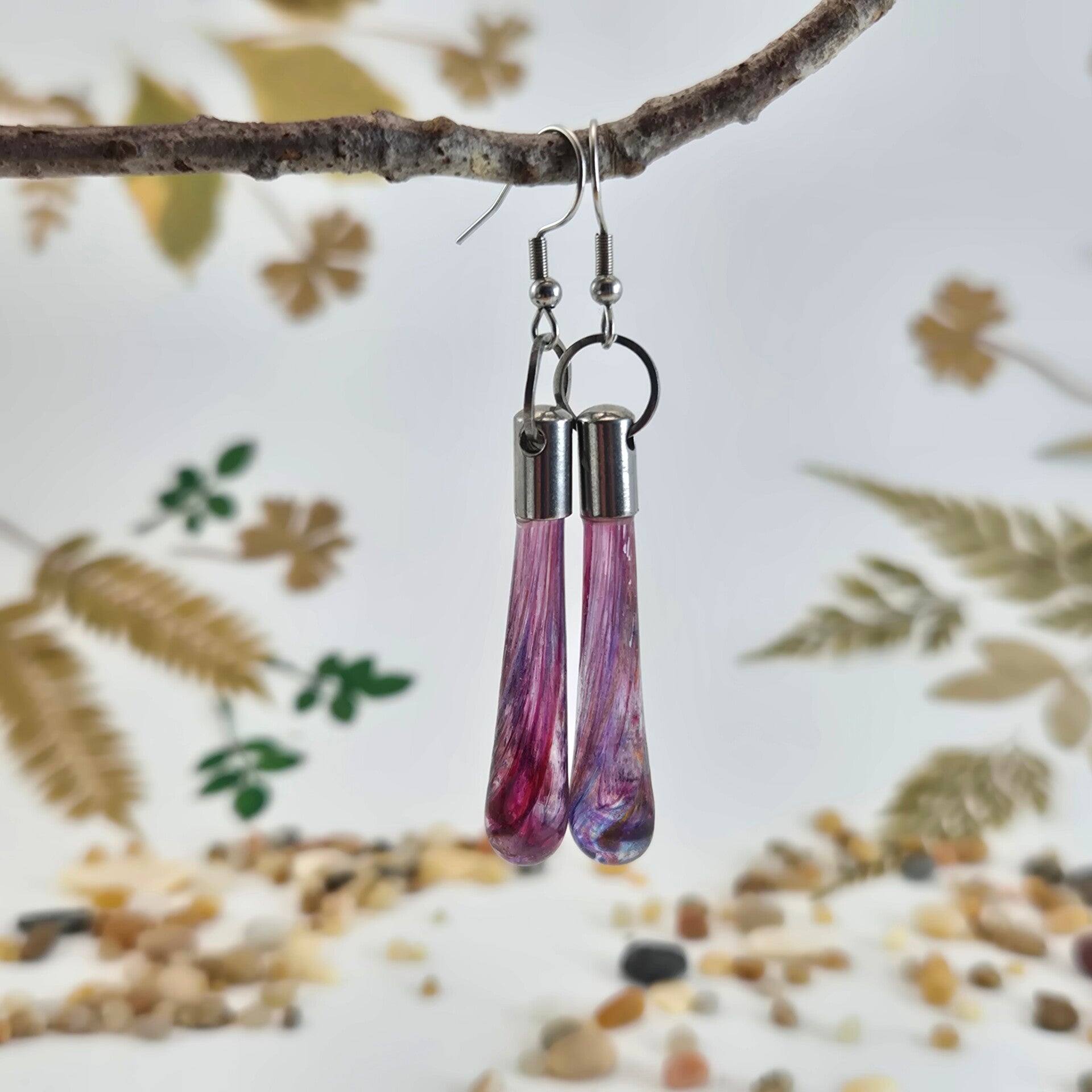 Glazen oorbellen druppelvorm - transparant roze/paars glas