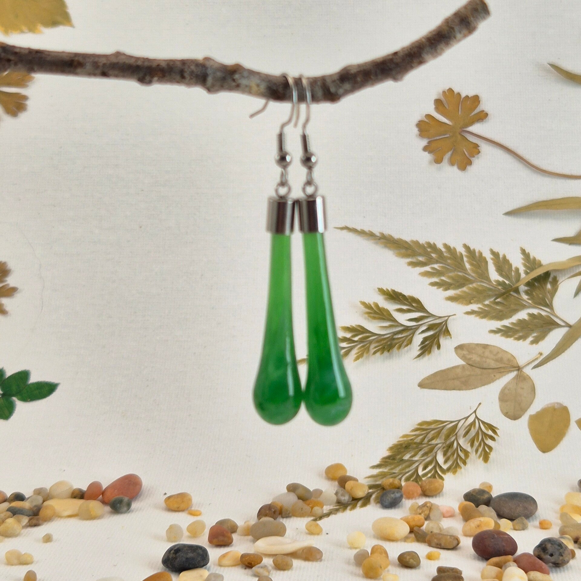 Glazen oorbellen druppelvorm - semi-transparant groen met wit glas