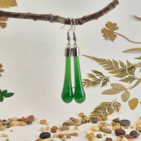 Glazen oorbellen druppelvorm - semi-transparant groen met wit glas