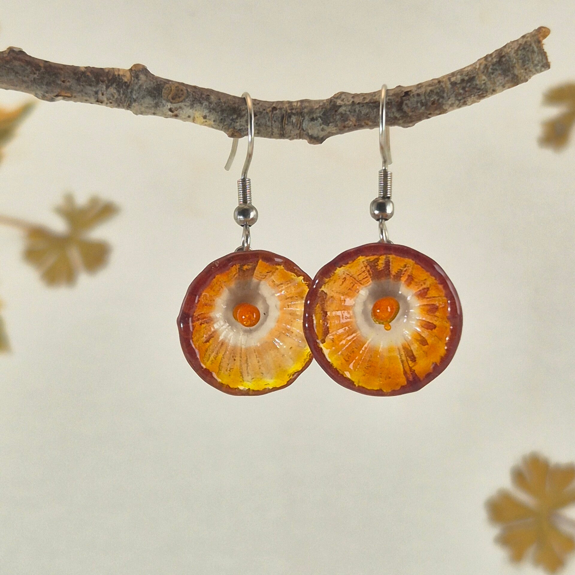 Glazen oorbellen div met bloemetjes van glas rood-wit-oranje