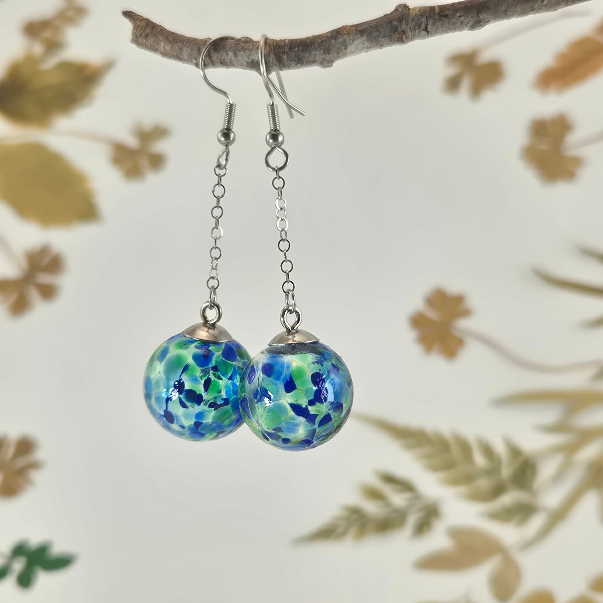Oorbellen met geblazen bollen van transparant blauw en groen glas - Ocean