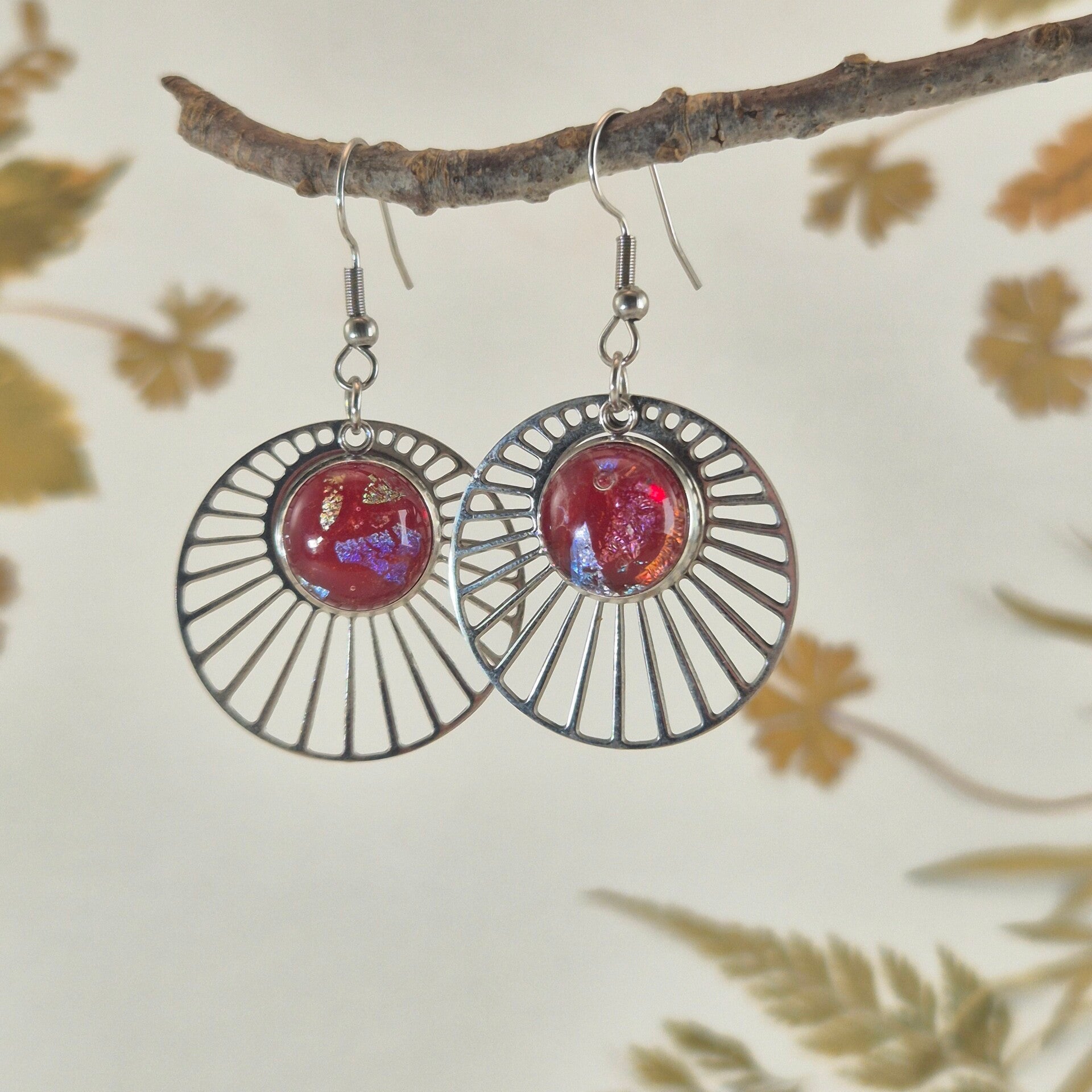 Glazen oorbellen div  van rood en dichroic glas op stainless steel