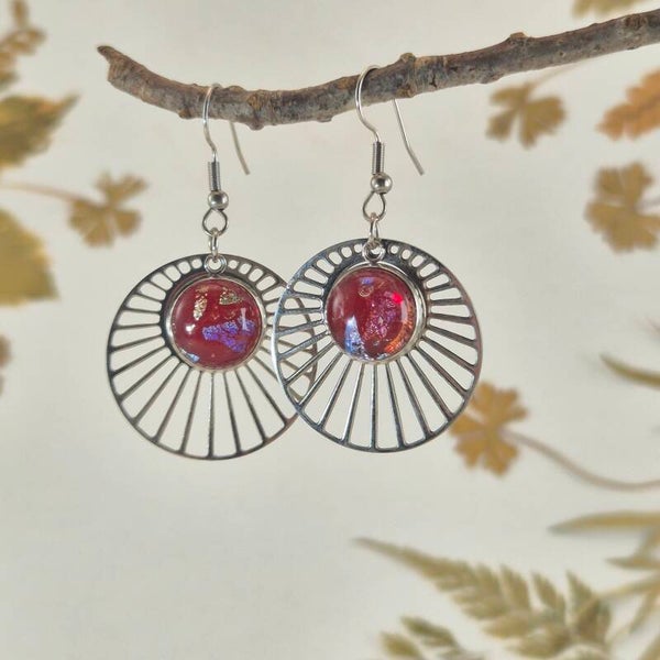 Glazen oorbellen div  van rood en dichroic glas op stainless steel