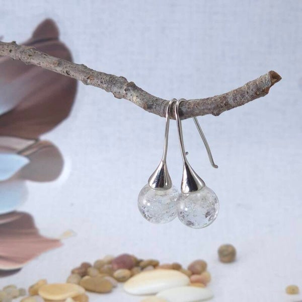 Trompet oorbellen met transparante glasbolletjes met dichroic glitters