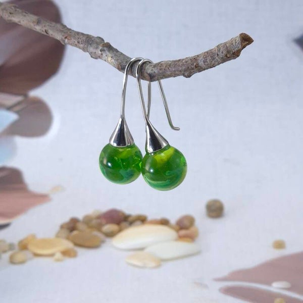 Trompet oorbellen met transparant groene glasbolletjes met groen/lichtgroen patroon