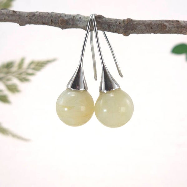 Glazen oorbellen met bolletjes van ivoor-kleurig glas