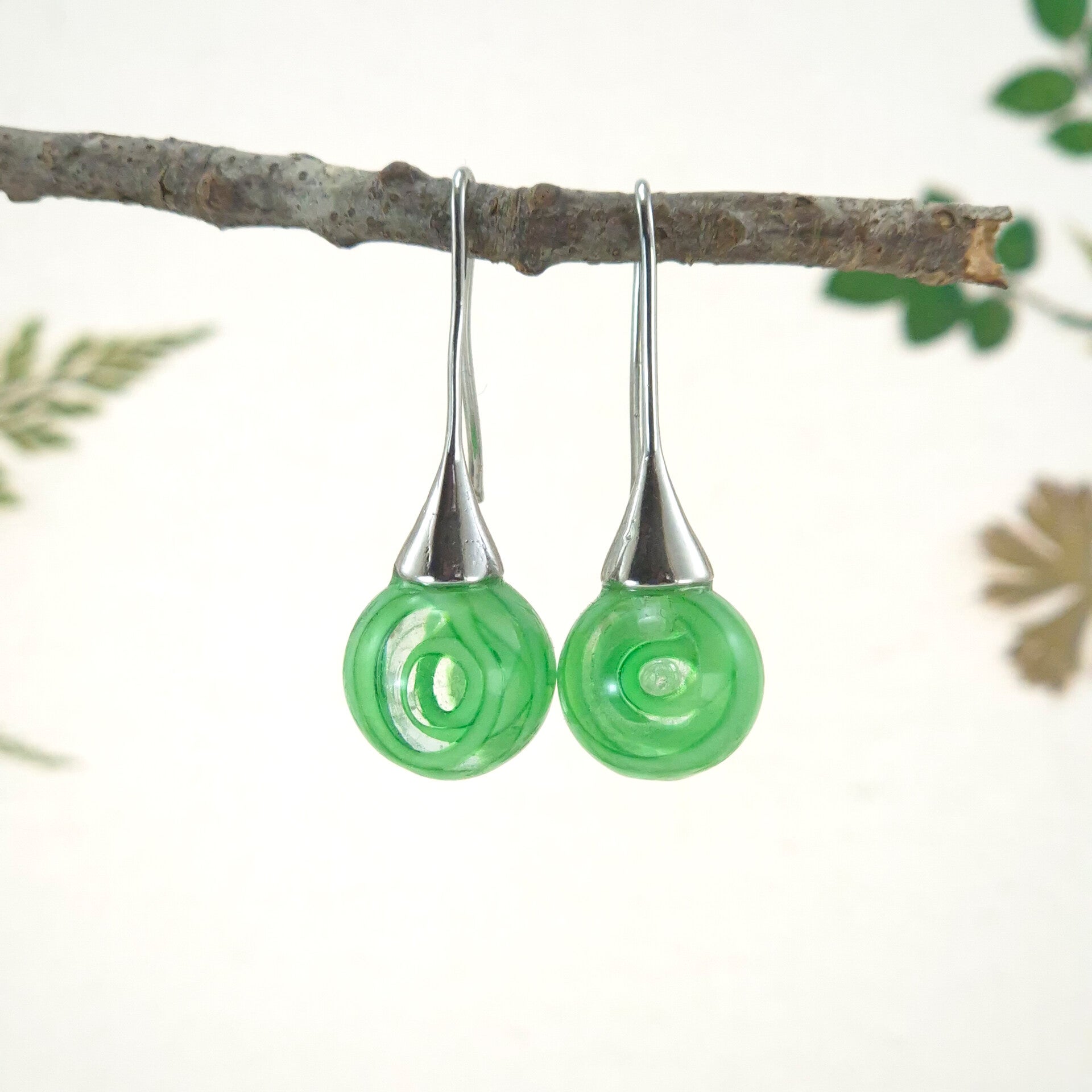 Glazen oorbellen met bolletjes van transparant glas met daarin een groene spiraal - 2
