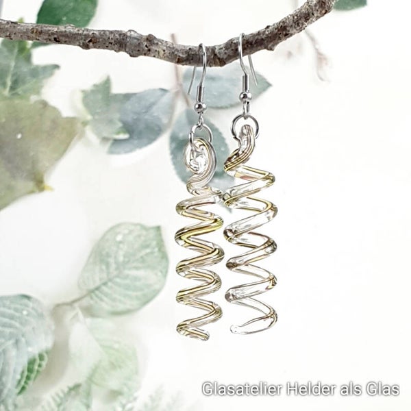 Spiraalvormige transparante oorbellen met zwarte en ivoorkleurige streepjes