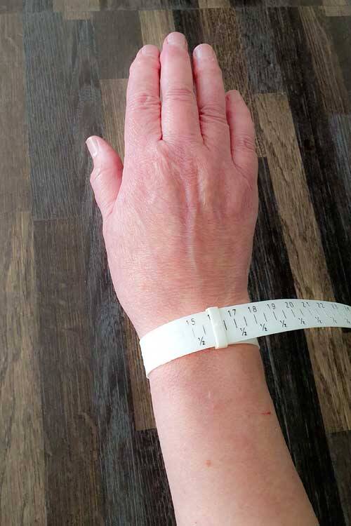 Het opmeten van de pols voor een armband