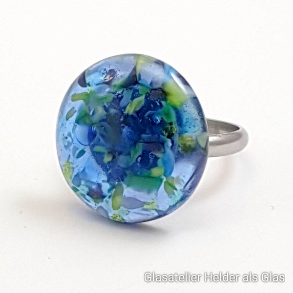 Verstelbare ring met ronde glastop in transparant blauw met iets groen/geel