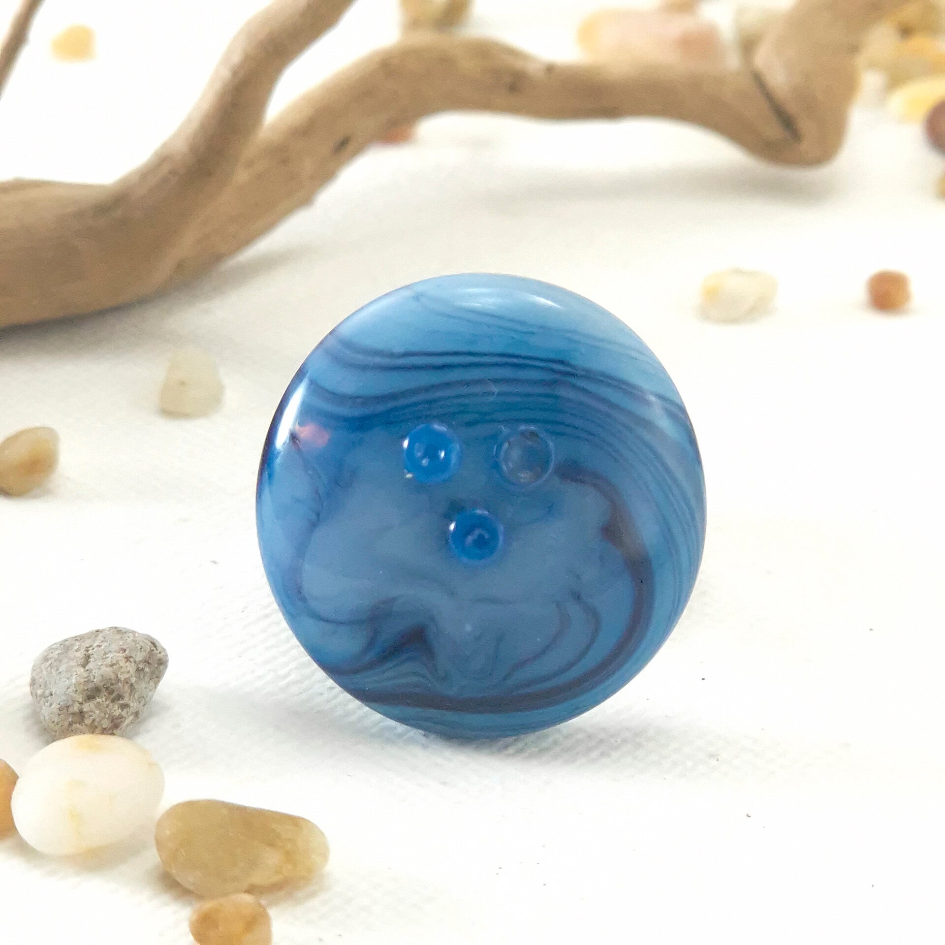 Glastop L van lichtblauw glas met blauw/donkerblauw en 3 ingeduwde opliggende stippen