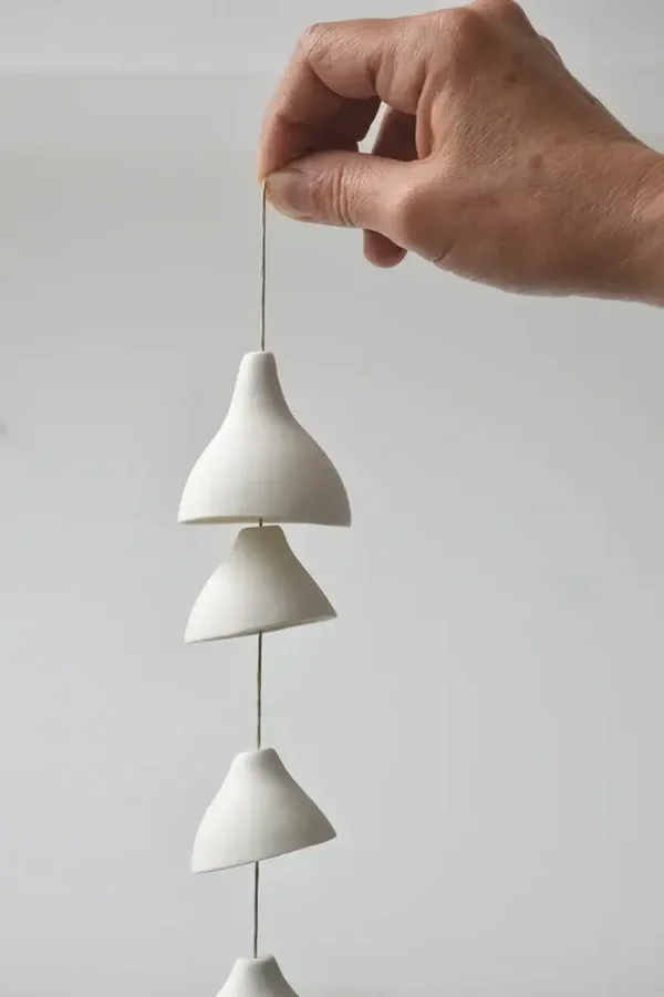 Slinger van porselijnen belletjes