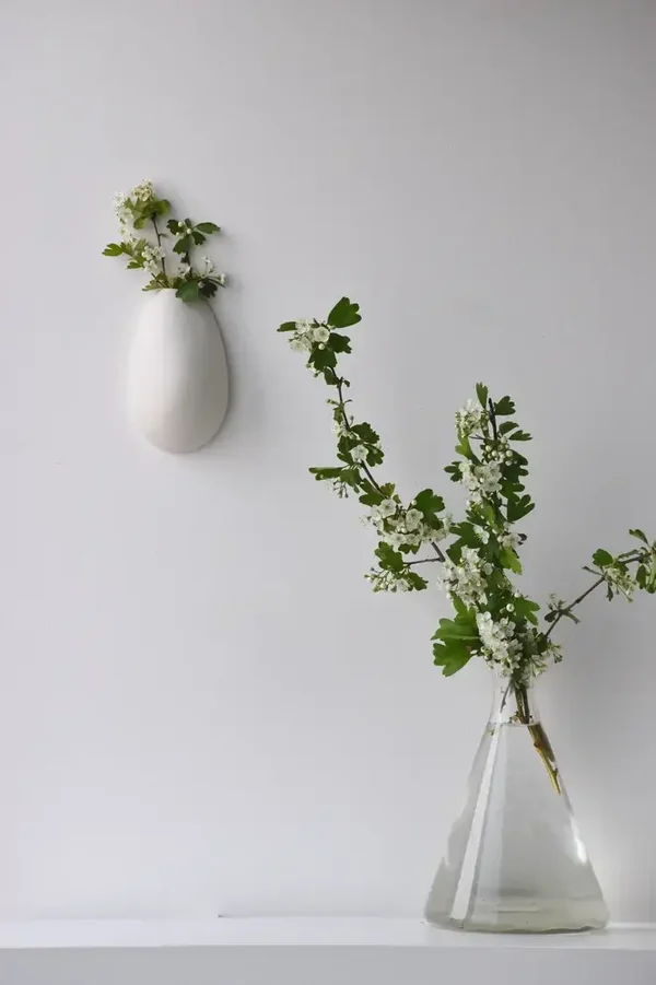 Lang wandvaasje porselijn