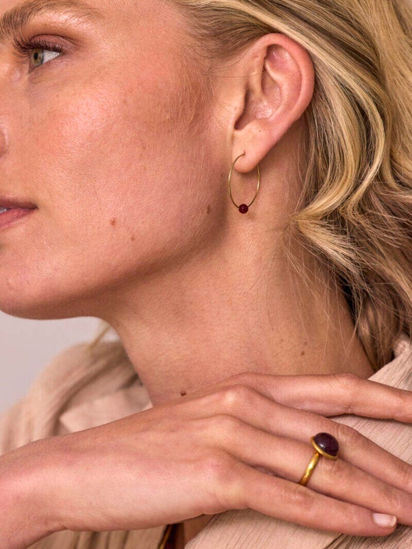 Ellen Beekmans Vergulde creolen met gemstone (Aubergine