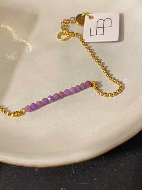Ellen Beekmans verguld armbandje met 12 fijne lila gemstones