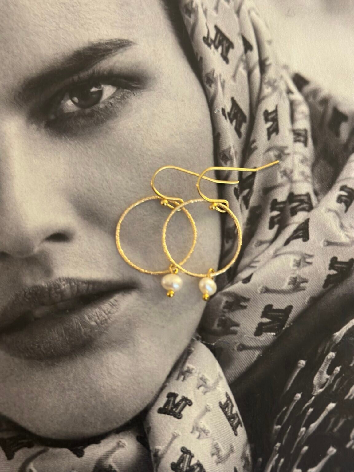 Ellen Beekmans Oorbellem met gezandstraalde ring en gemstone ( Wit)