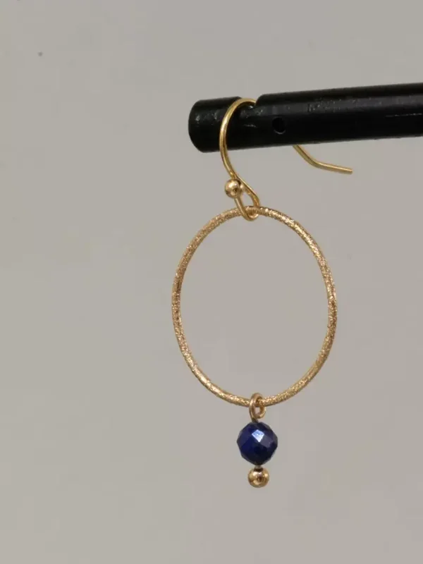 Ellen Beekmans Oorbellen met gezandstraalde ring ( Blauw)
