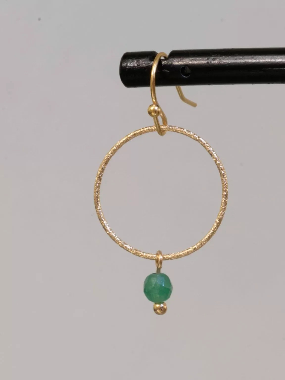 Ellen Beekmans Oorbellen gezandstraalde ring met gemstone ( Groen)