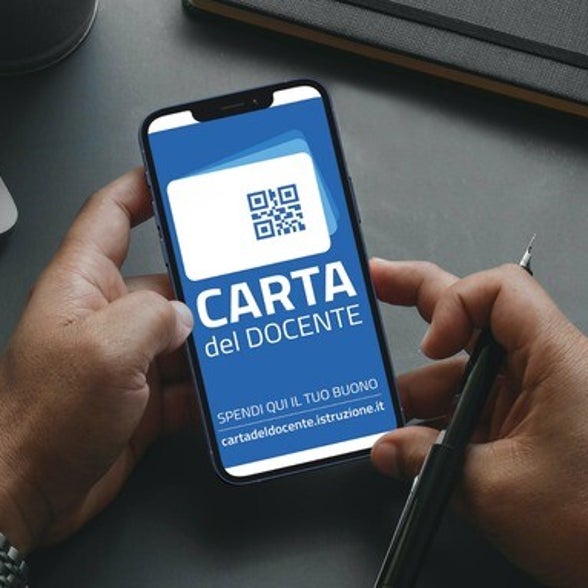 Secondo la Consulta, il diritto all’ANF spetta solo in presenza del coniuge legalmente riconosciuto, mentre il convivente di fatto – anche in presenza di un rapporto affettivo stabile – non può essere considerato ai fini del beneficio economico.