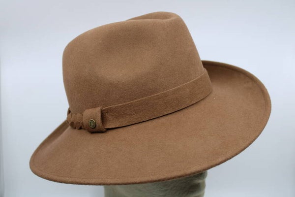Model Abey - dark camel