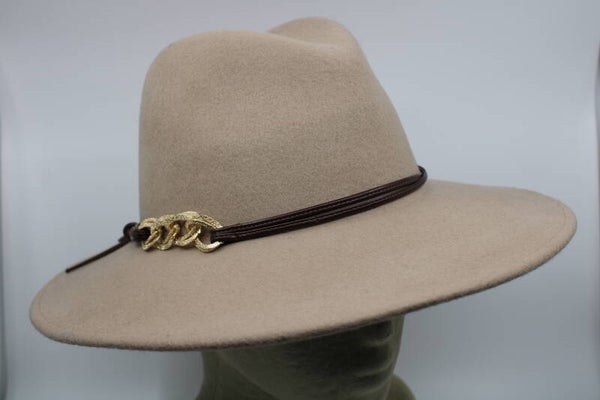 Gleufhoed - licht beige