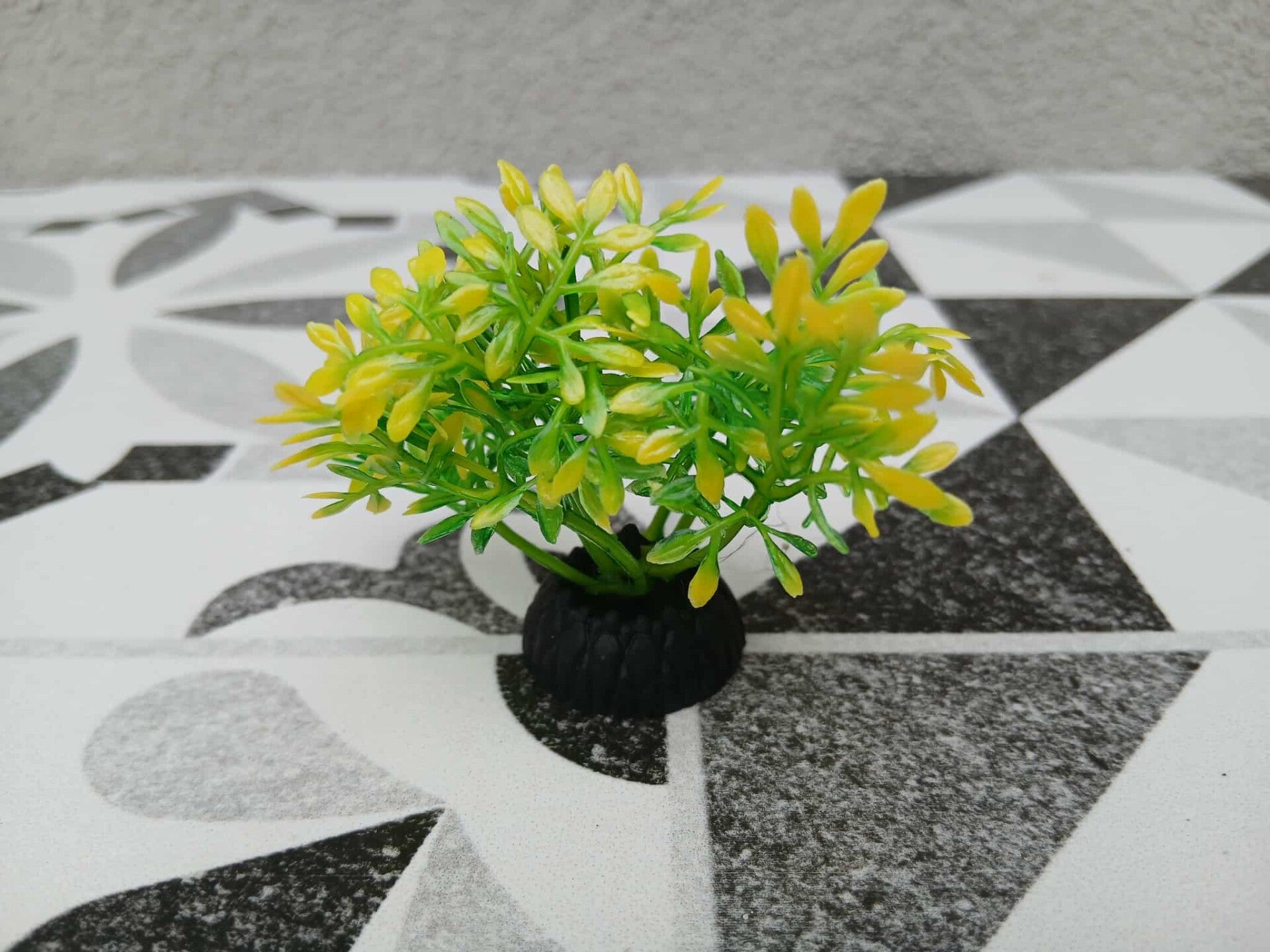 petite plante aquatique artificielle jaune et verte