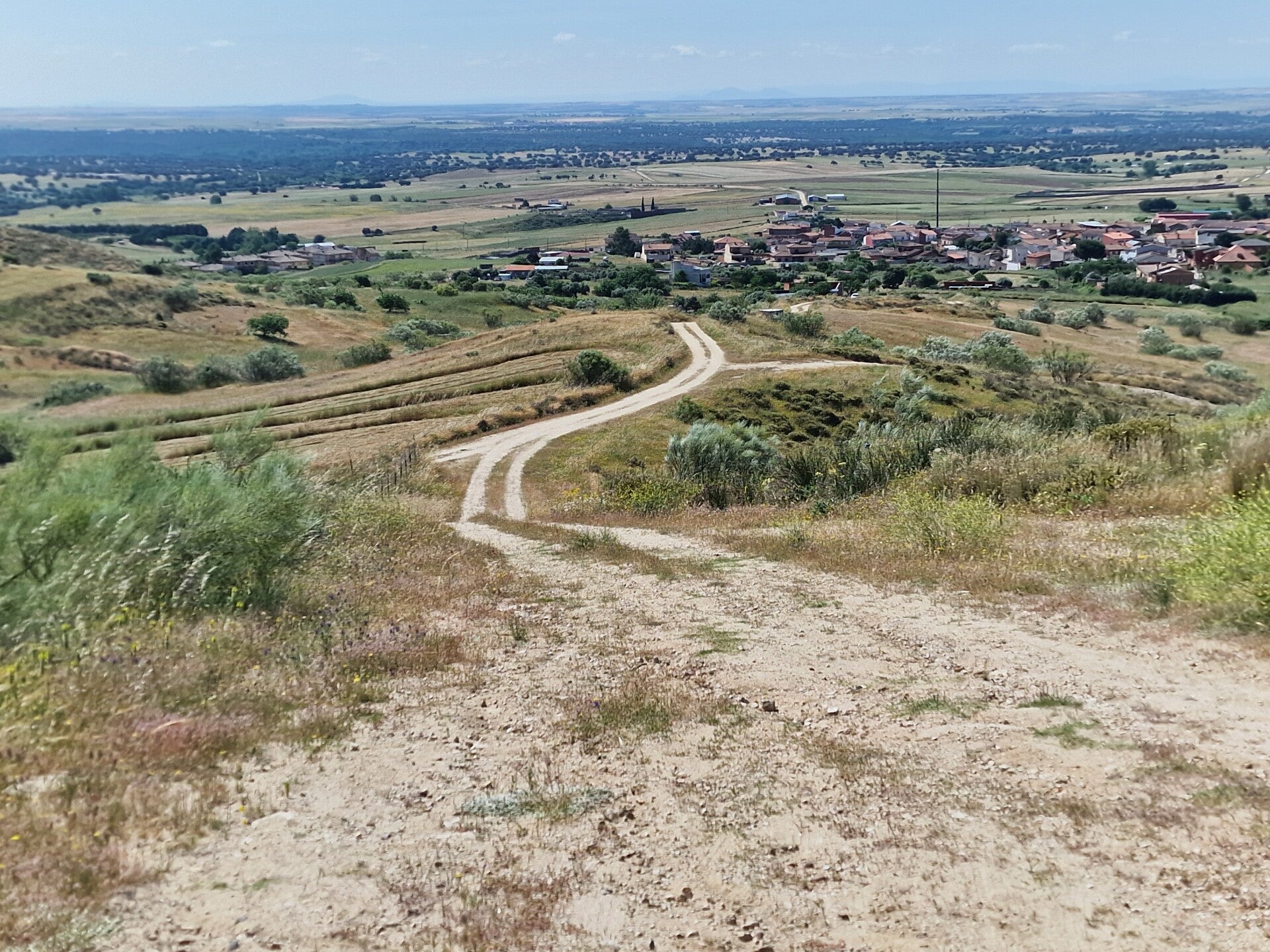 Un hermoso camino a Nombela desde las colinas circundantes.