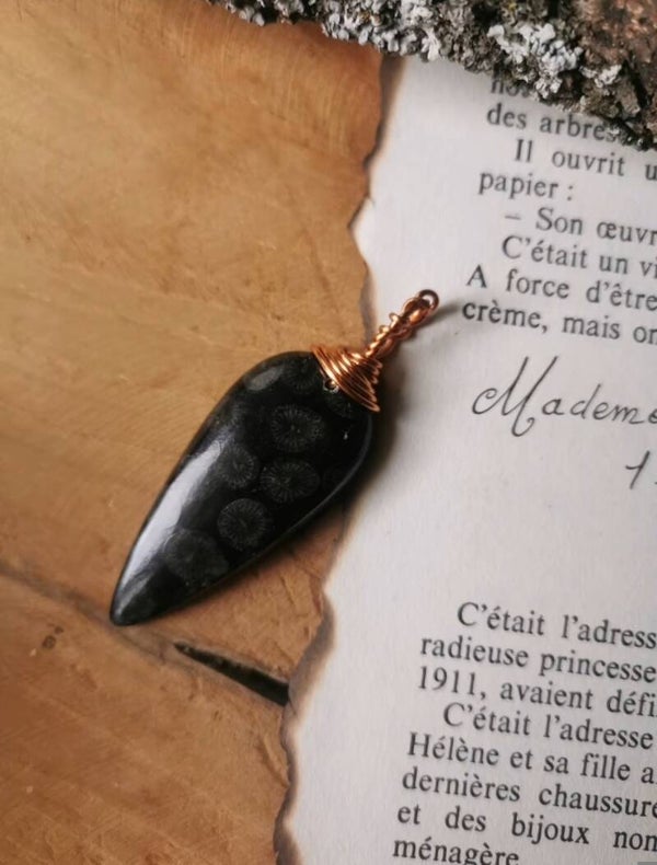 Pendentif corail fossil. Cuivre