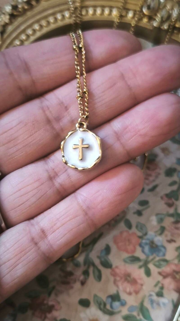 Collier médaillon. La croix