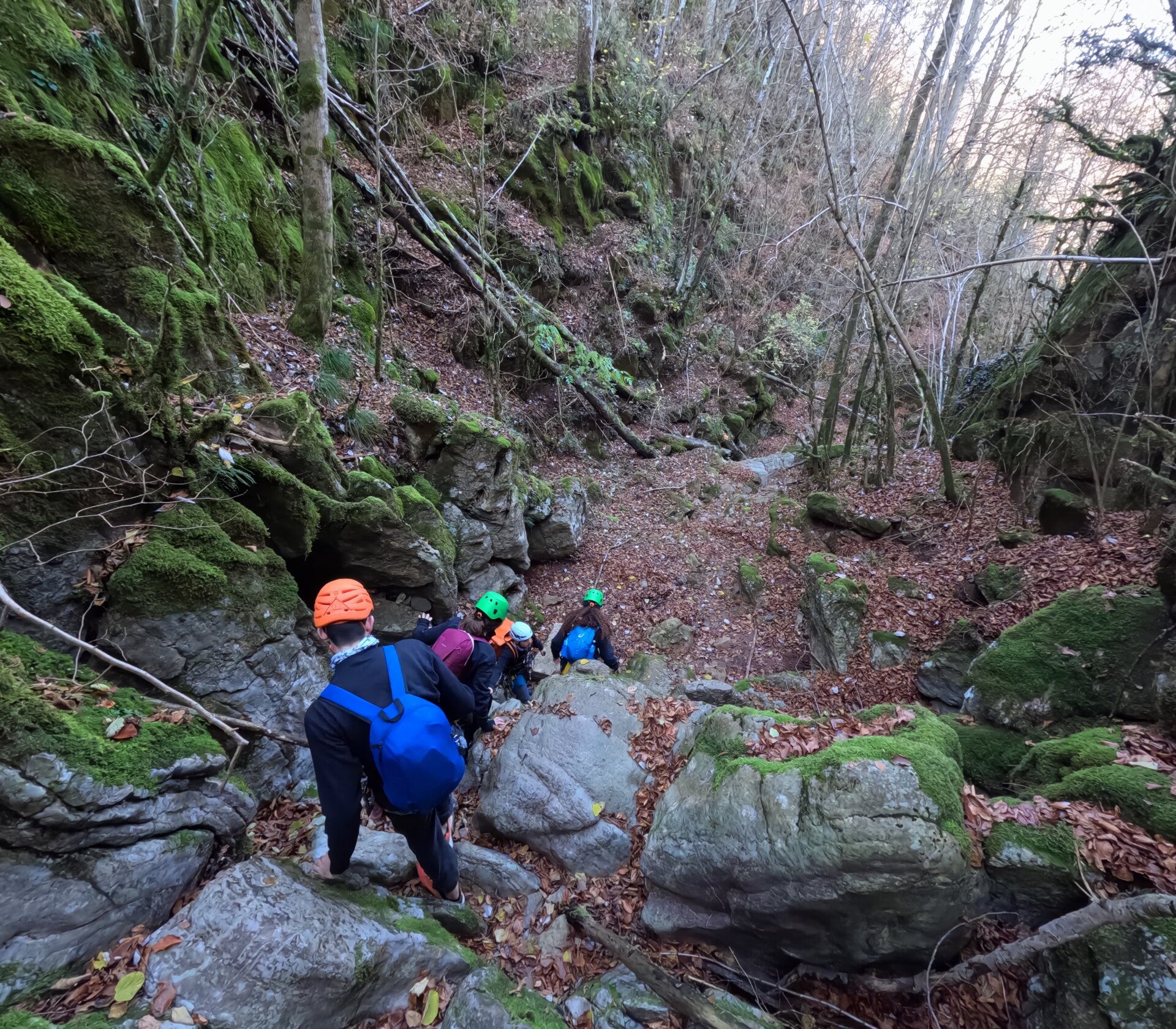 Grupo realizando barranquismo seco en el Pirineo de Girona