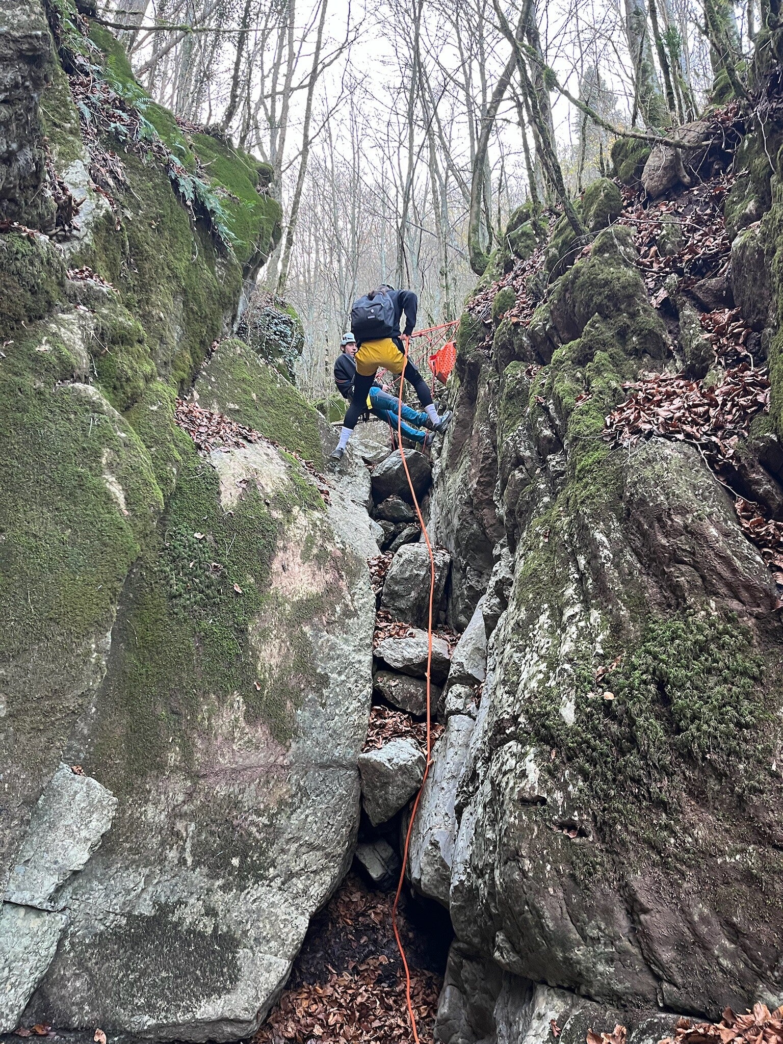 Progresión por barranco seco entre paredes de roca en Camprodon