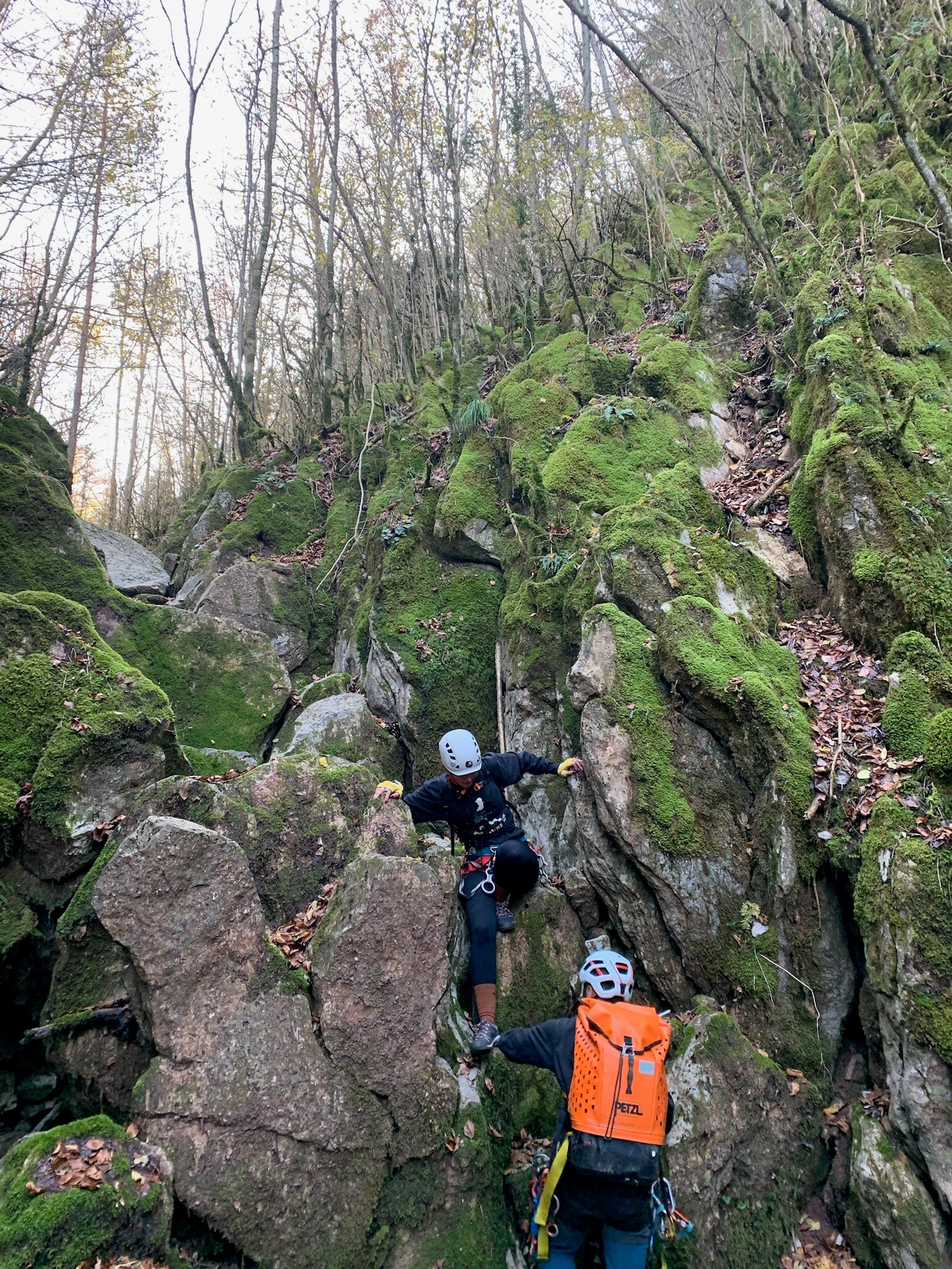 Participantes progresando por un barranco seco cerca de Camprodon