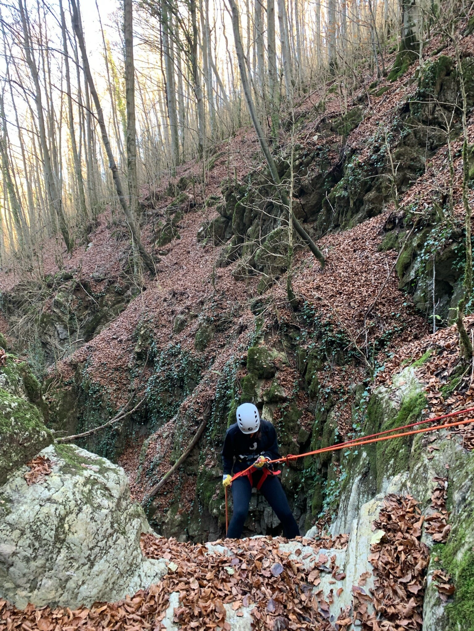 Participante realizando un rápel guiado en barranco seco