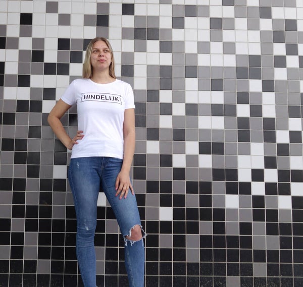 T-shirt Hindelijk Wit met zwarte omranding