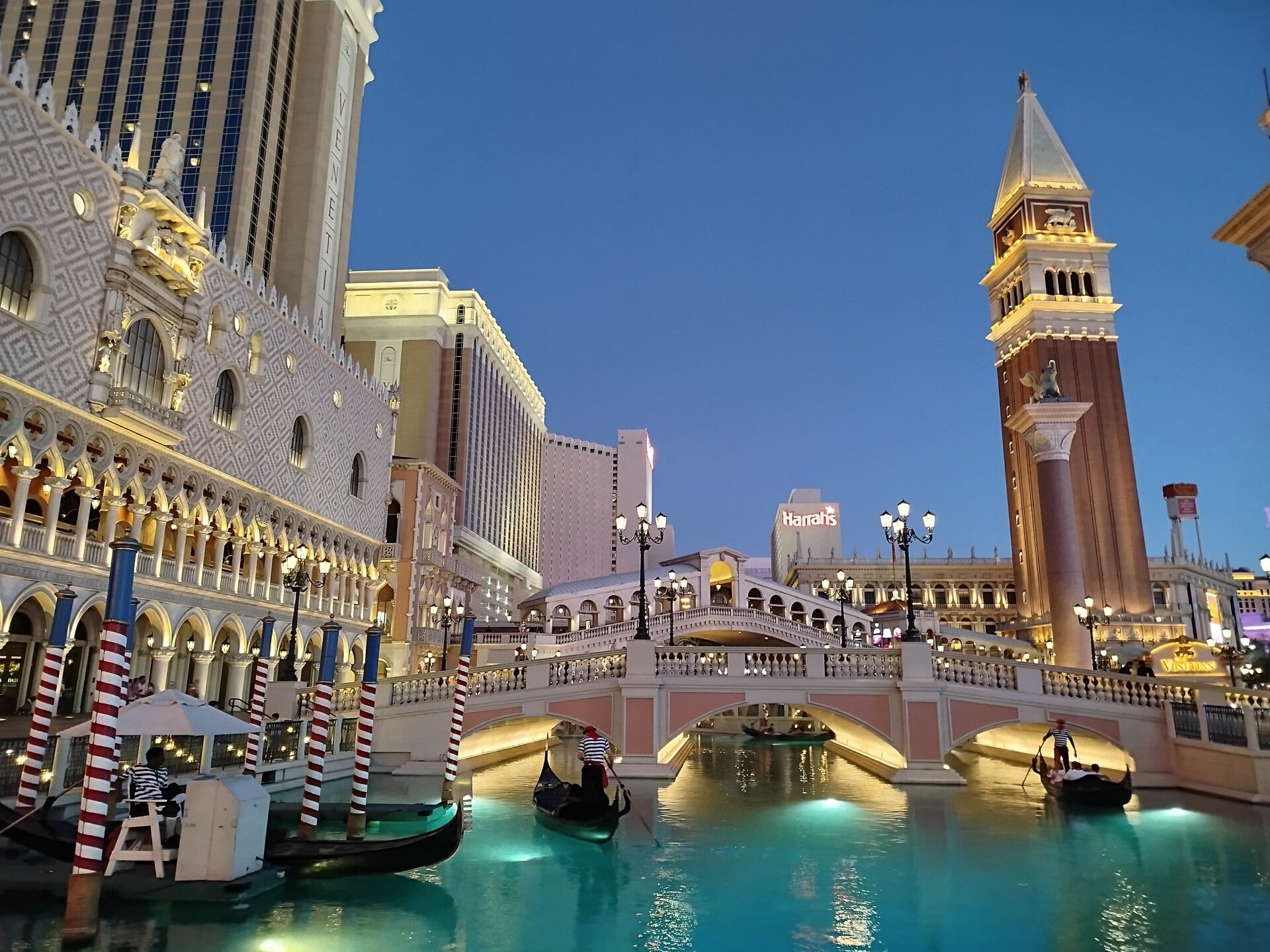 cool bar packed with guests in Las Vegas