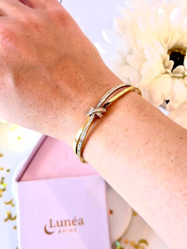 Moderner Knoten-Armreif mit Zirkon