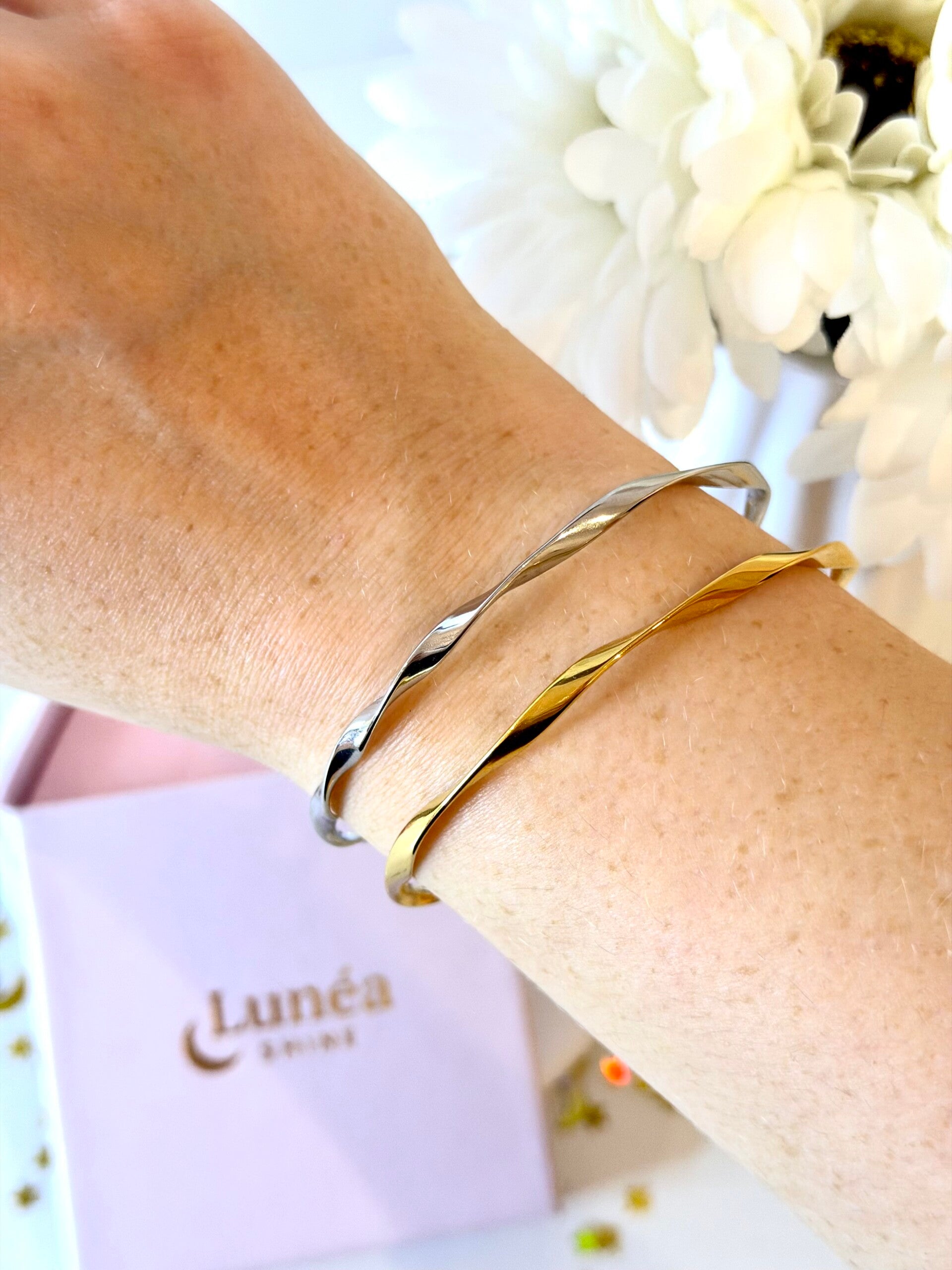 Schlichter Armreif in unregelmäßiger Form