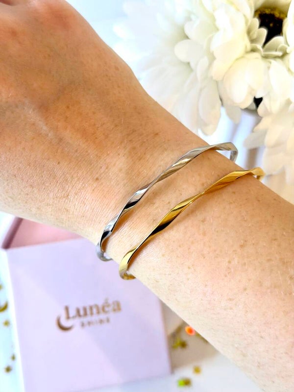 Schlichter Armreif in unregelmäßiger Form