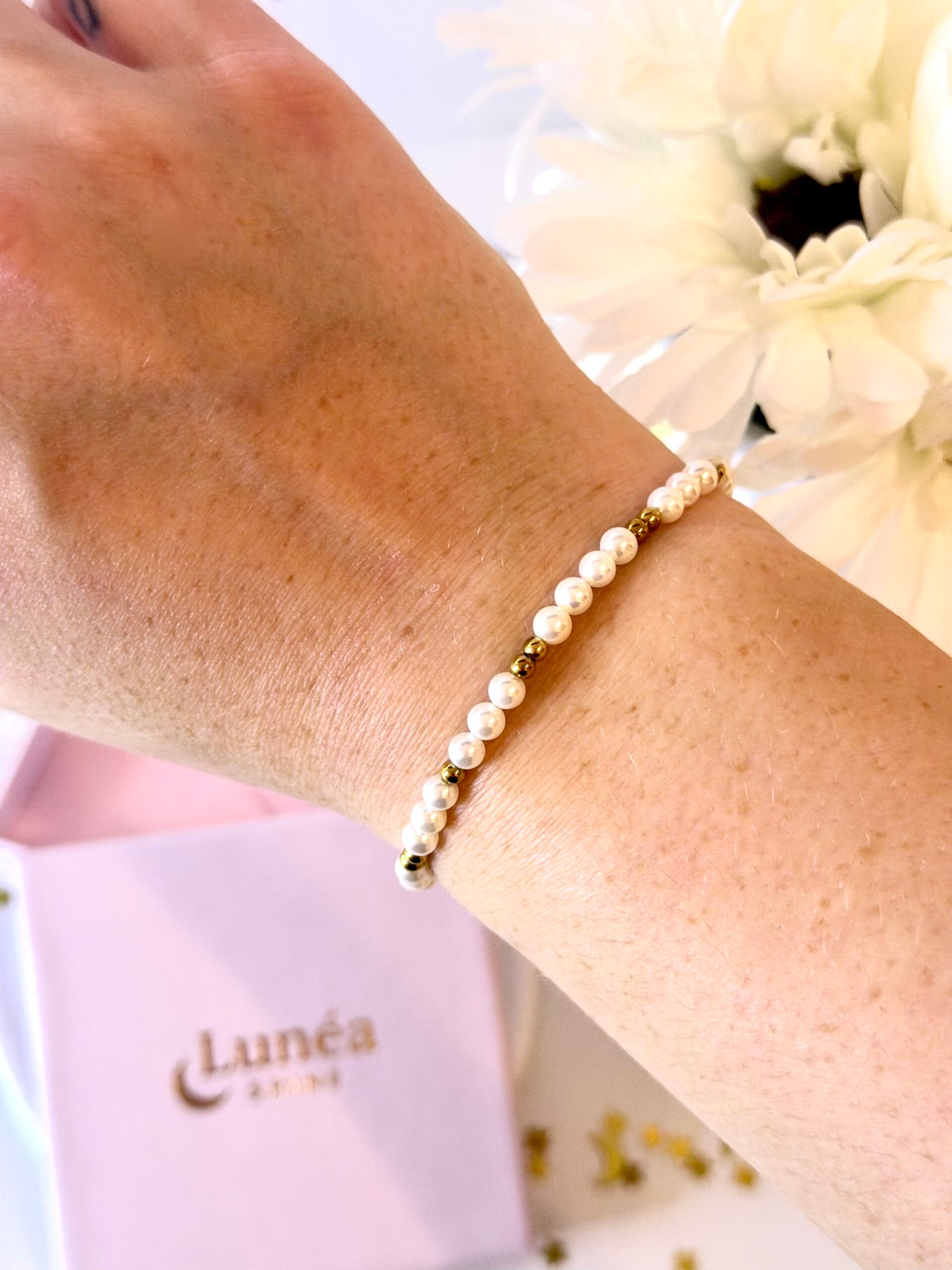 Elegantes Blumen-Keramik & Gold-Perlen Armband