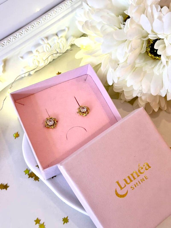 Zierliche goldfarbene Zirkonia-Ohrstecker