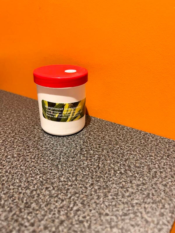 Weegbreezalf (met bijenwas)