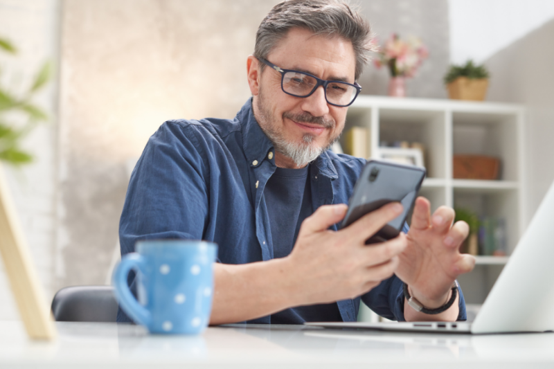 Man die subsidie aanvraagt op zijn telefoon.