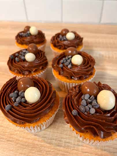 Cupcakes met chocolade topping