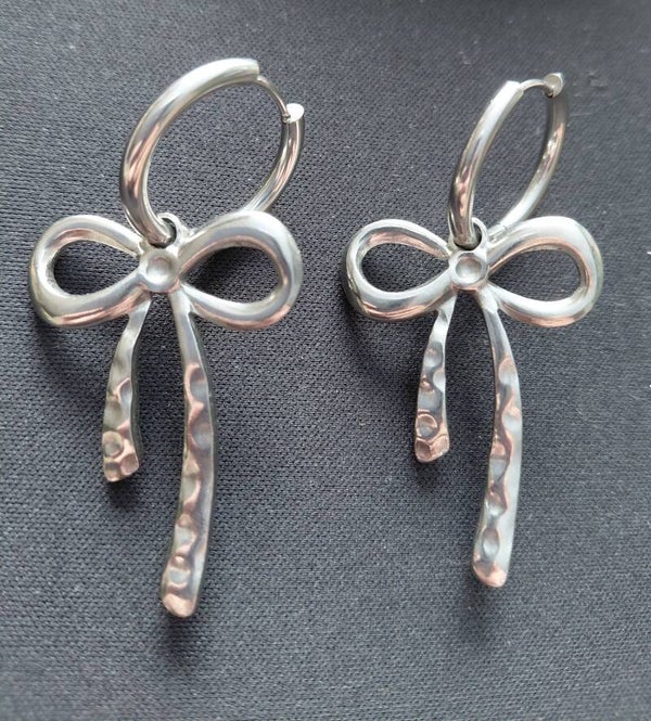 Eigen collectie Strik oorbel zilverkleur