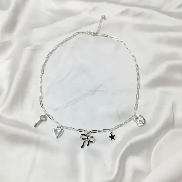 Zilverkleurige ketting strik