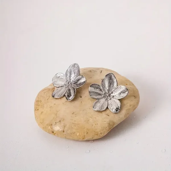 Bloem oorbel zilverkleur