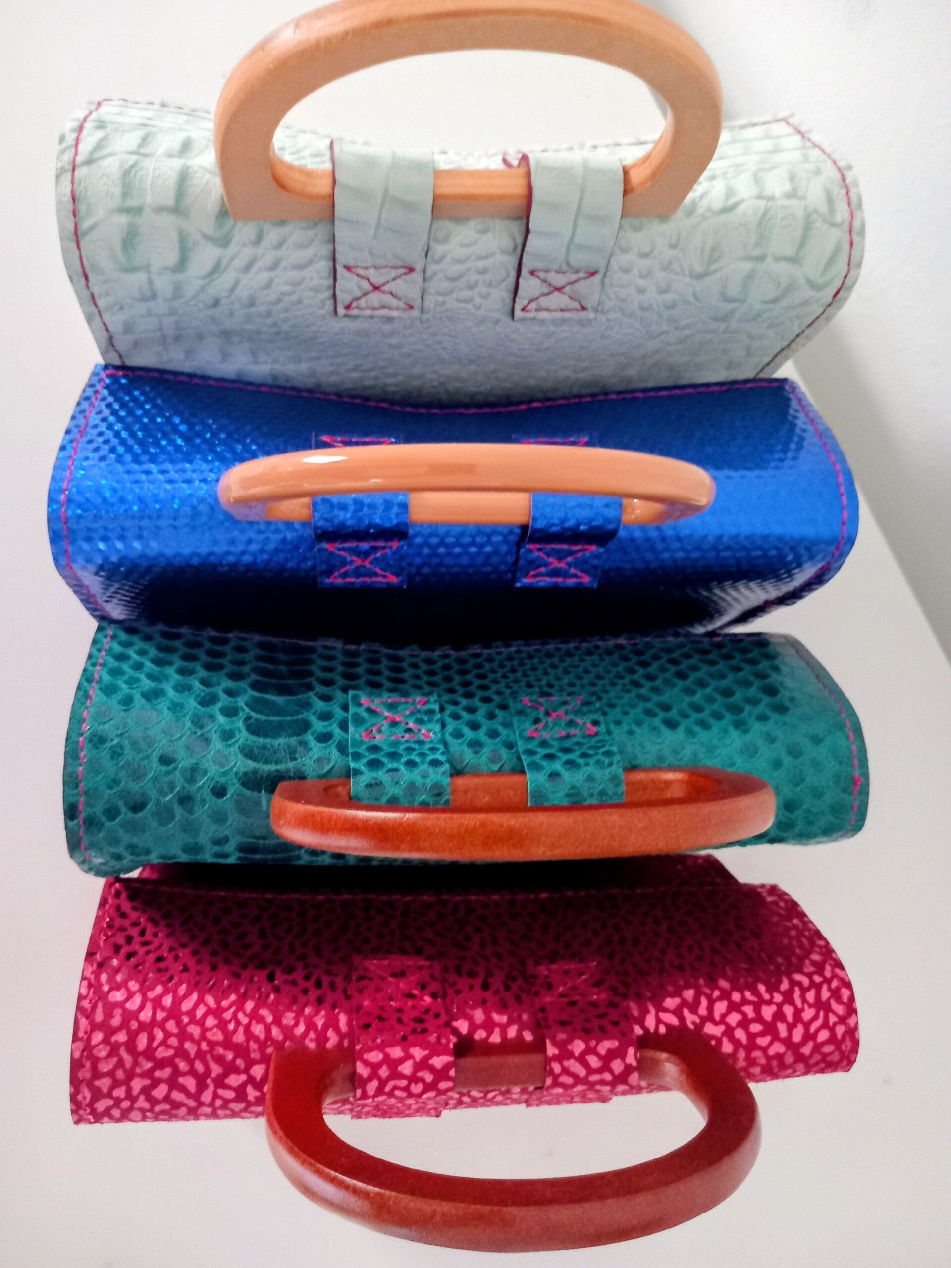 Handtasche mit Holzgriff, verschiedene Farben und Leder, ab