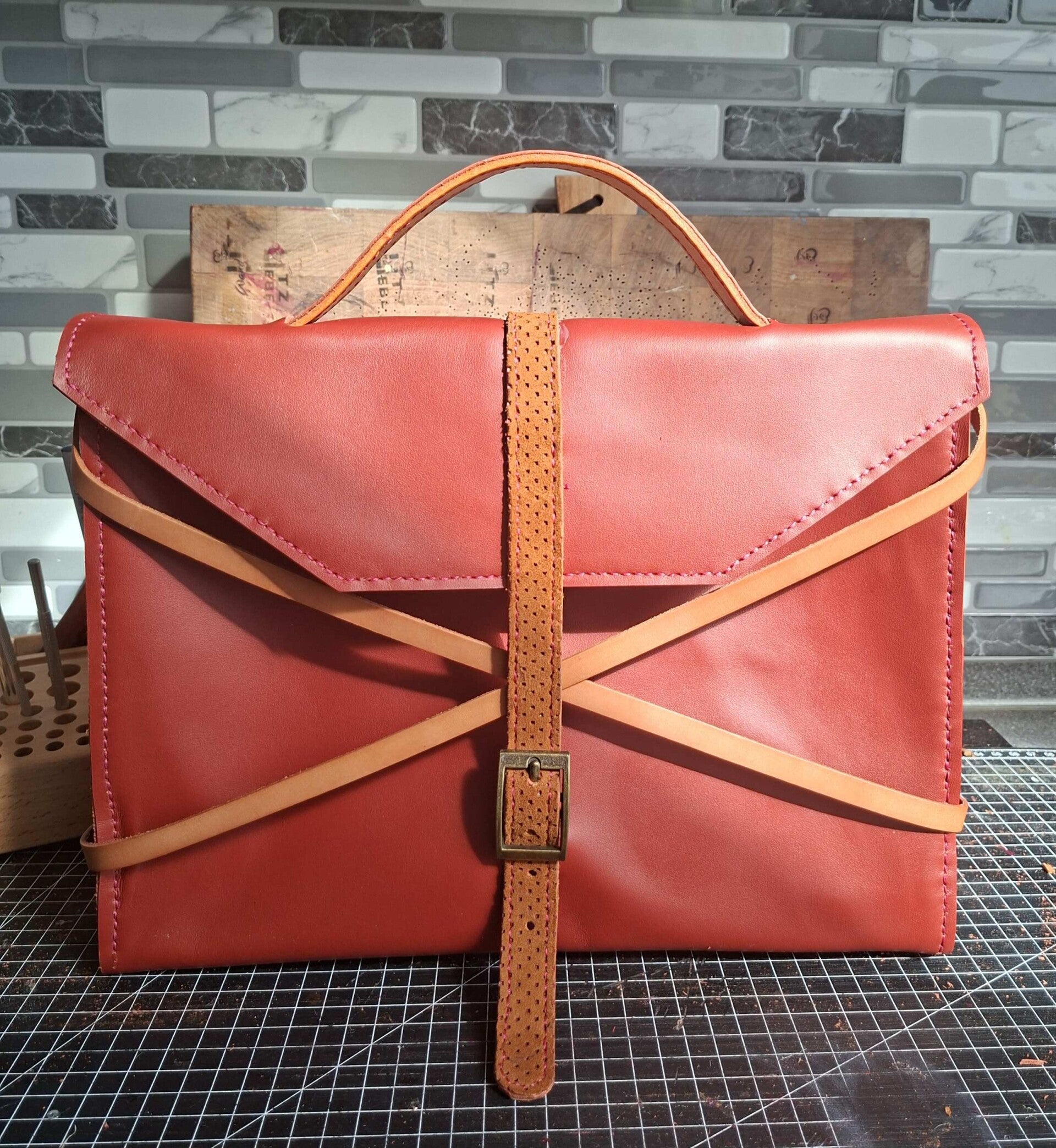 Bauhaus-inspiriert: rote Strap-Tasche