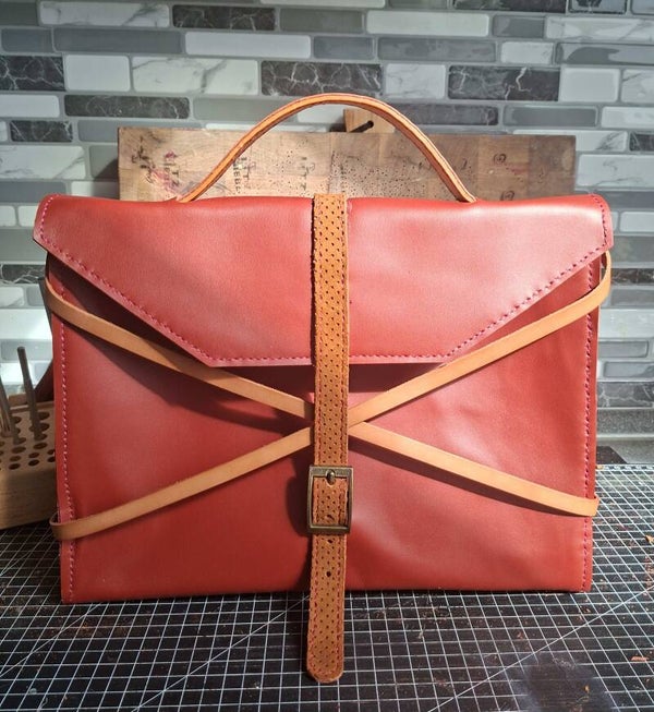 Bauhaus-inspiriert: rote Strap-Tasche